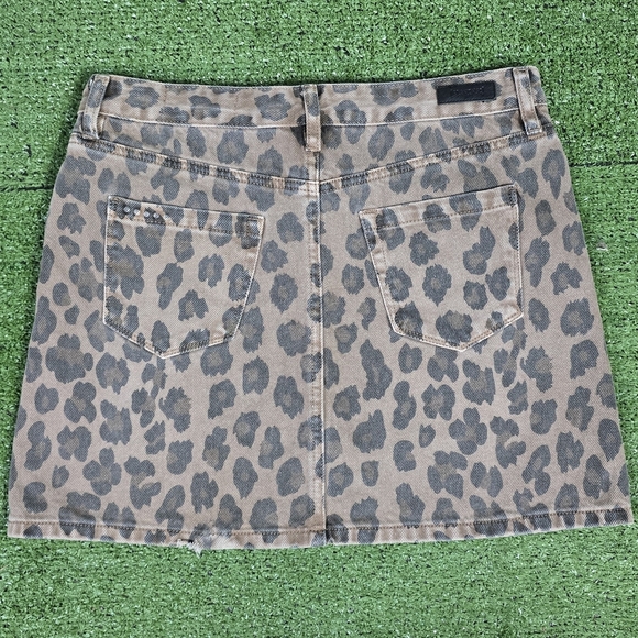 BLANK NYC | 100% COTTON FADED LEOPARD LIGHTLY DISTRESSED DENIM MINI SKIRT - Picture 11 of 16